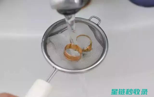 清洁首饰缝隙小妙招：轻松去除顽固污渍 (清洁首饰缝隙怎么处理)